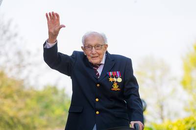 Héros des Britanniques, “Captain Tom”, 100 ans, a été hospitalisé, victime de la Covid-19