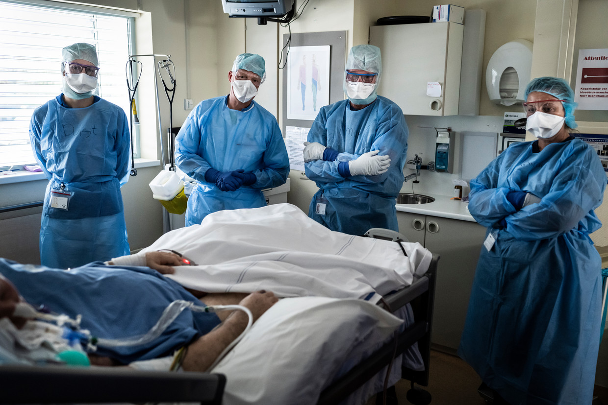 De met corona besmette Piet Franssen uit het Limburgse Tegelen ligt op de covidafdeling van de intensive care in het Wilhelmina Ziekenhuis in Assen.