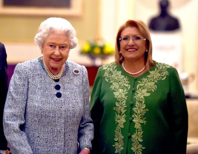 Queen Elizabeth II tijdens haar laatste staatsbezoek aan Malta naast toenmalige presidente van Malta Marie-Louise Coleiro Preca.