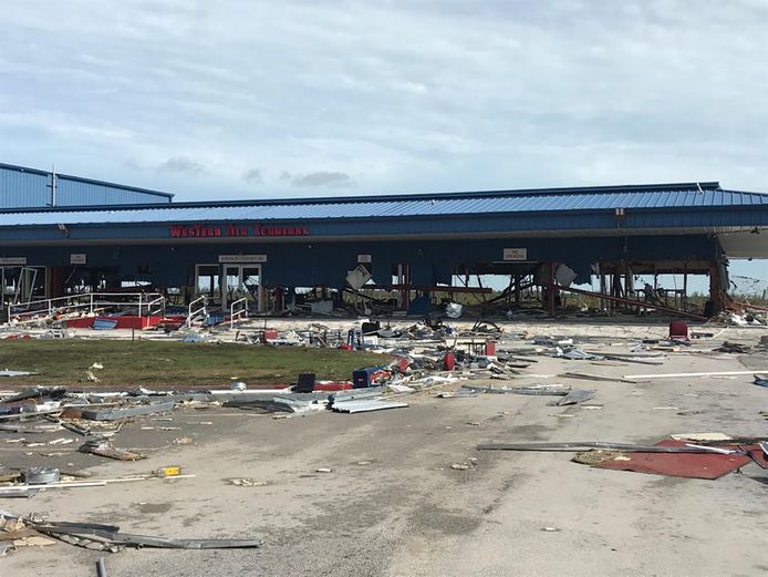 Op de luchthaven van Freeport, in het noordwesten van de Bahama’s, is de schade eveneens groot.
