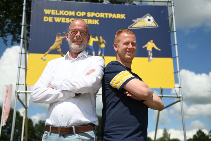 Voorzitter Tom Platvoet (r) van ZVV De Esch, hier samen met verenigingsmanager Bart Benneker. De gesprekken met vv Oldenzaal verlopen goed.