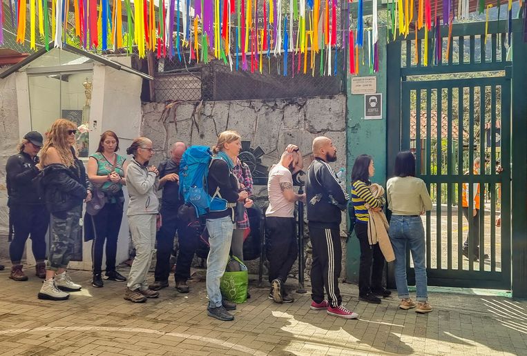 Backpackers wachten tevergeefs op de trein in Aguas Calientes.  Beeld AFP