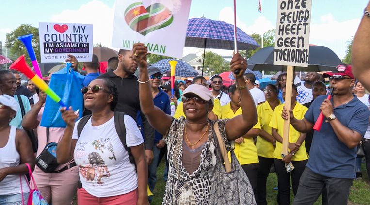 Demonstranten op het Onafhankelijkheidsplein in Paramaribo.  Beeld Jurgen Lachman