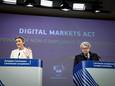 La commissaire européenne à la Concurrence Margrethe Vestager et le commissaire européen au marché intérieur Thierry Breton lors d’une conférence sur les enquêtes sur Apple, Google, Meta à Bruxelles, le 25 mars 2024.