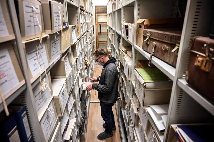 Een medewerker in de archieven van mensenrechtenorganisatie Memorial in Moskou.