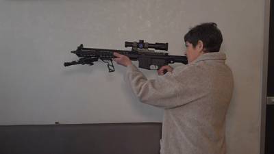 Inwoners Kiev bereiden zich voor op invasie: 52-jarige vrouw toont immens vuurwapen aan oorlogsjournalist Robin Ramaekers