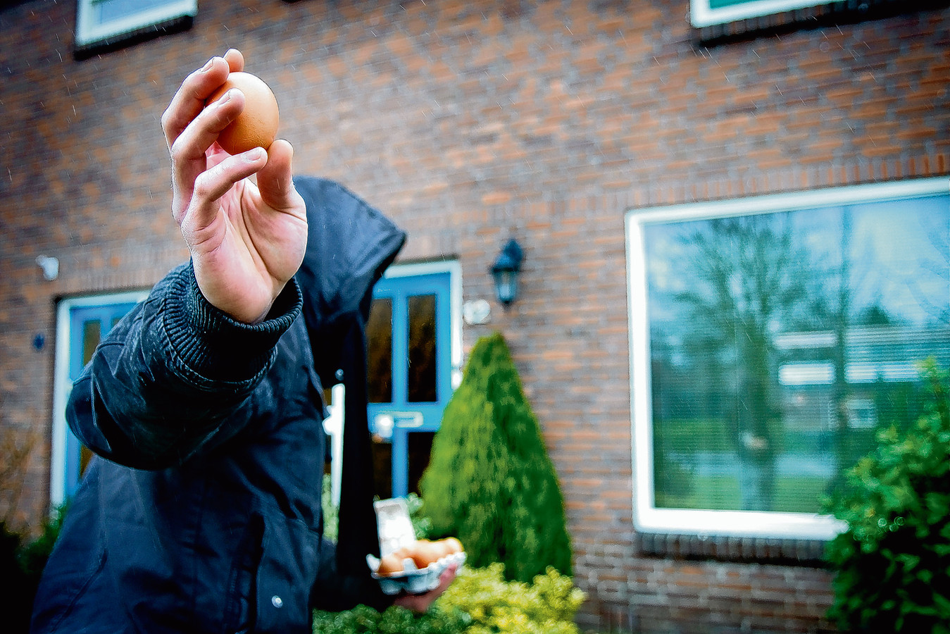 Vlaardingers zien liever andere straf voor eiergooiers ‘Laat ze bij gedupeerden de ramen lappen