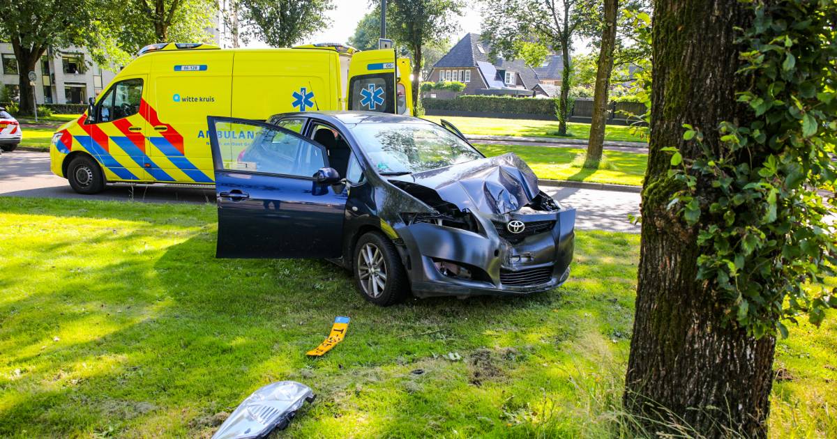 Vrouw raakt gewond bij botsing tegen andere auto en een boom in Apeldoorn.