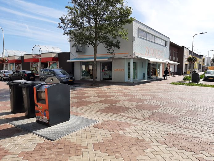 De gemeente Tilburg heeft toegezegd dat de container nu verhuist naar de overkant van de straat, waar al meer ondergrondse containers staan.