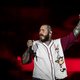 Post Malone valt door gat in eigen podium en kneust zijn ribben