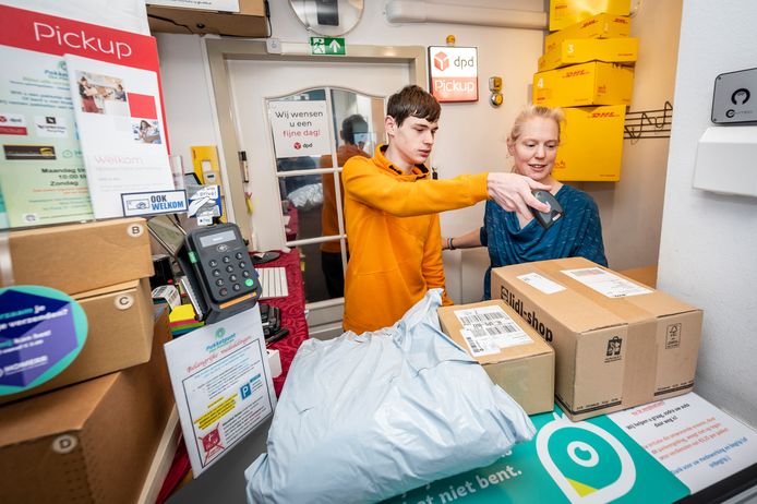 Björre en Inge van Pinxteren - zoon en moeder - exploiteren samen Van Pinxteren Pakketpunt in Heesch. Het is er een komen en gaan van mensen en pakketten.