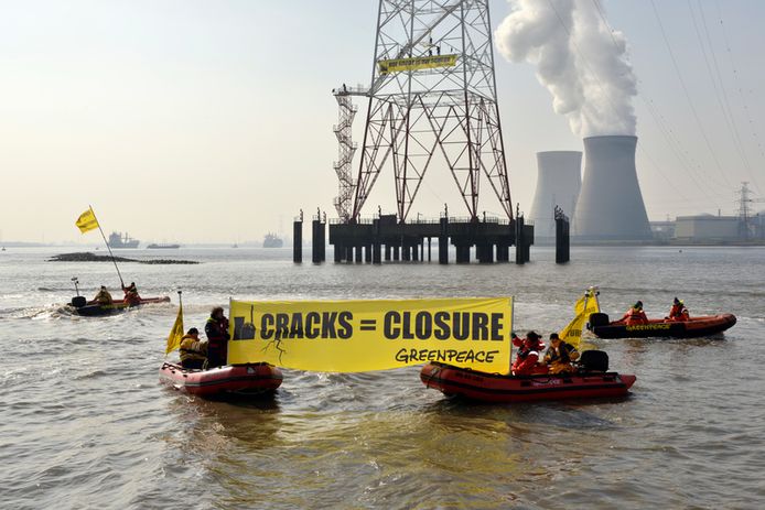 Activisten van Greenpeace voor de kerncentrale van Doel (archiefbeeld).