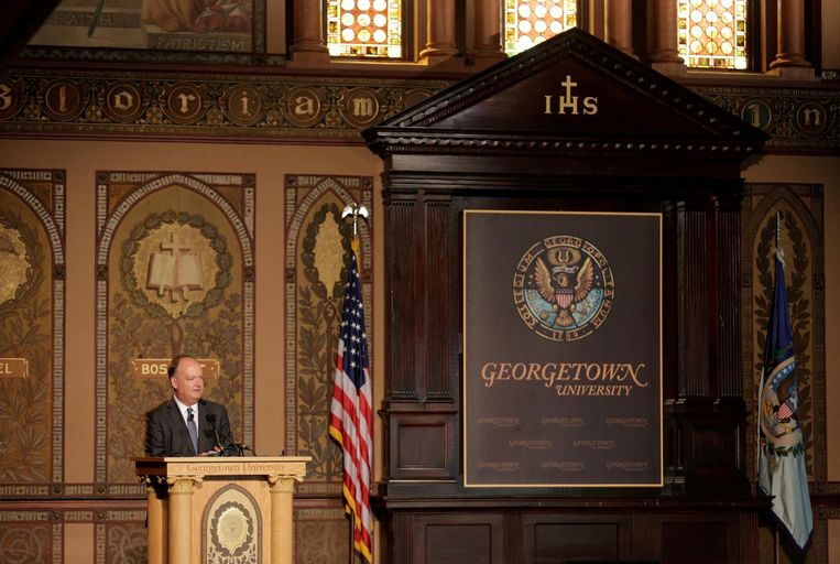 DeGioia bij de opening van het academische jaar aan Georgetown University. Beeld reuters