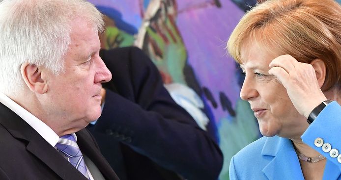 Minister van Binnenlandse Zaken Horst Seehofer en bondskanselier Merkel verschillen van mening over het te voeren migratiebeleid.