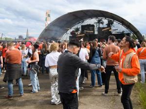‘Eindelijk’ heeft Breda met Oranje Zoet een alternatief koningsdagfeest: ‘Hier wordt echte muziek gedraaid’