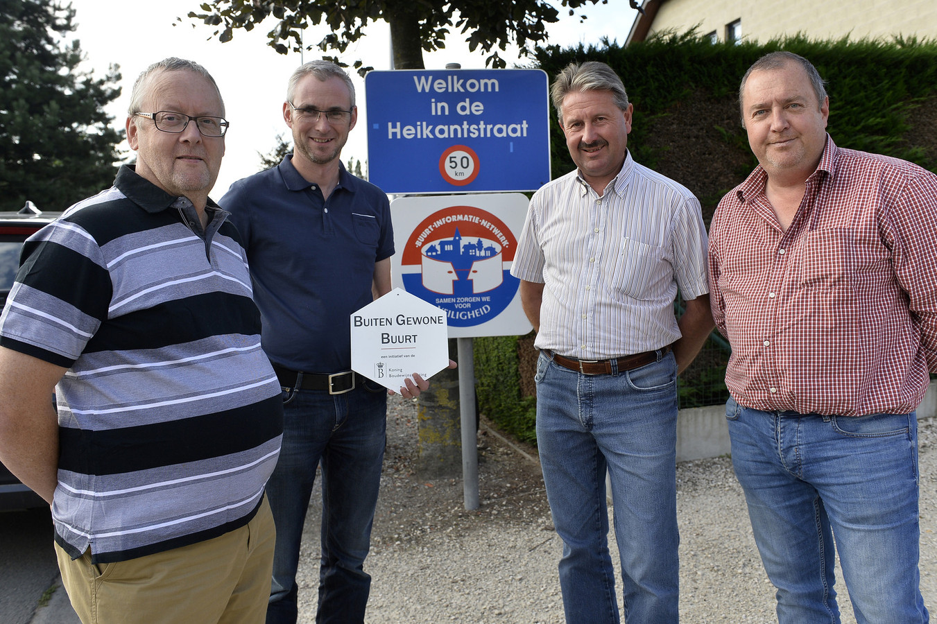 Patrick Maes, Wim De Geest, Francky Verhofstadt en Denny De Geest van het buurtcomité bij het zelfontworpen straatnaambord .