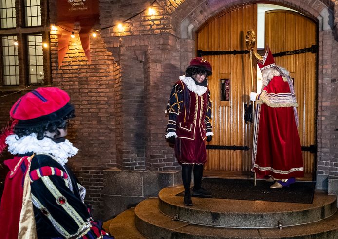 Sinterklaas trekt voortijdig de deur van het kasteel in Helmond achter zich dicht. De afgelopen twee weken zag hij met zijn pietenstaf zo'n 16.000 kinderen en grote mensen in het Kasteel van Sinterklaas in Helmond langskomen.