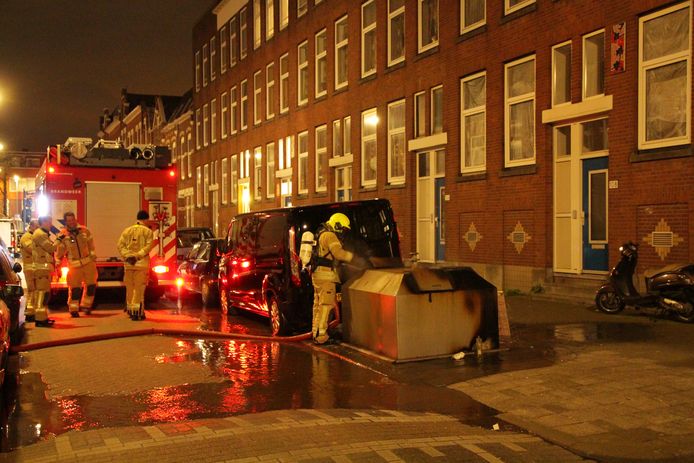 Een ondergrondse container in Rotterdam-Delfshaven werd vannacht in brand gestoken.