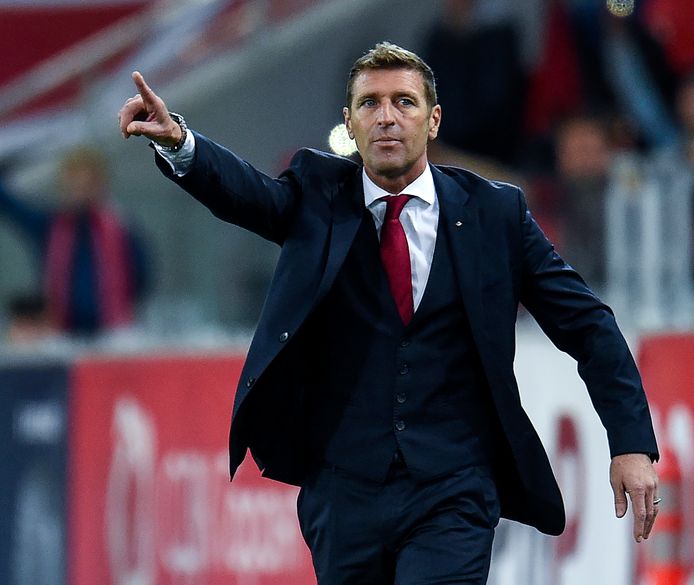 Spartak-coach Massimo Carrera is het mikpunt van spot.