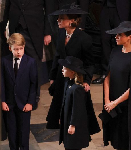 Kate et Meghan marchent côte-à-côte derrière le cercueil de la Reine