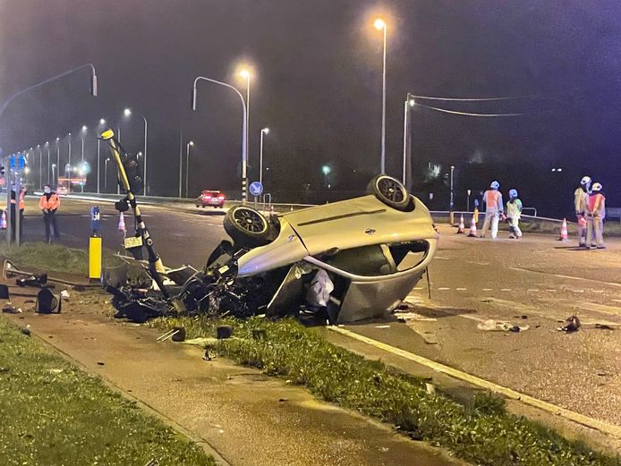 Bij een zware botsing langs de R32 kwam een personenwagen op het dak terecht.