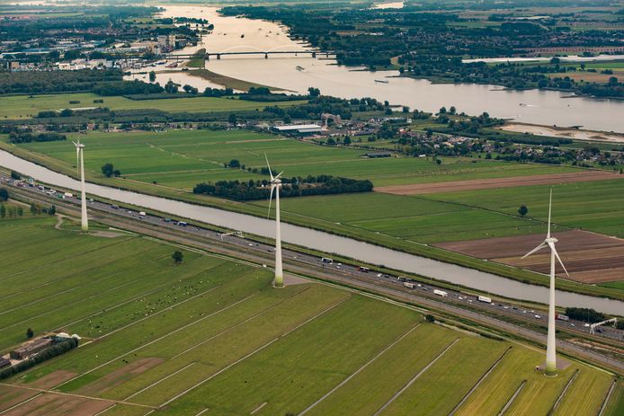 Windmolens langs de A15 nabij Hardinveld-Giessendam. Op de achtergrond ligt de Merwedebrug bij Gorinchem.