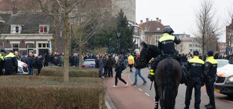 Lezers reageren | Verwijt niet politie maar ouders na misdragingen bij PSV-Ajax | Bal wel/niet binnen?