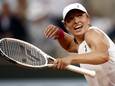 Iga Swiatek viert de overwinning op Beatriz Haddad Maia in de halve finale van Roland Garros.