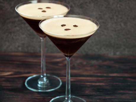 De cocktail van dit moment: espresso martini ‘met drie koffieboontjes, niet meer maar ook niet minder’