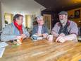 Nicolien Lugtigheid, Ron Labordus en Erik Bevaart (v.l.n.r.) aan de keukentafel van laatstgenoemde, in gesprek over de fusie tussen Pijnacker, Nootdorp, Delfgauw en Oude Leede, 21 jaar geleden.