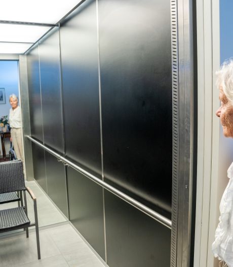 Ootmarsumse Willy Luttikhuis (83) uur vast in snikhete lift: ‘Ben ademhalingsoefeningen gaan doen’ 