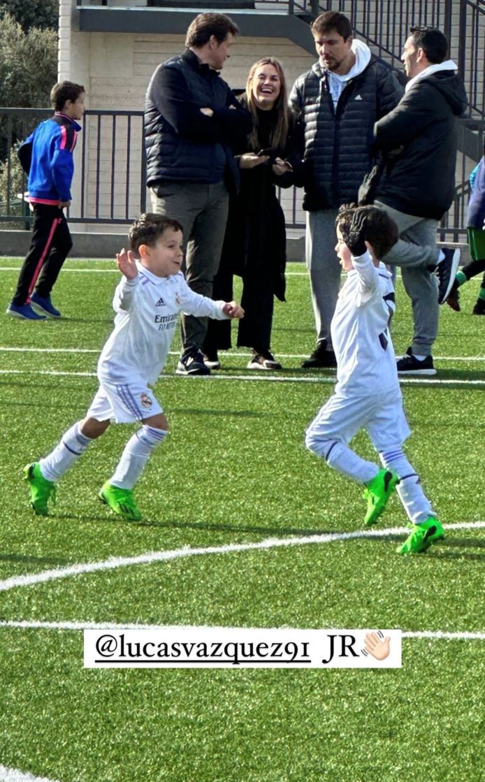 Nicolás aan het feest met het zoontje van Lucas Vazquez, ploegmaat van Courtois bij Real Madrid.