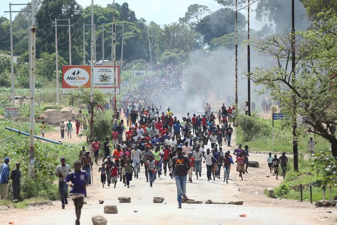 Manifestanten stromen samen in de straten van Harare.