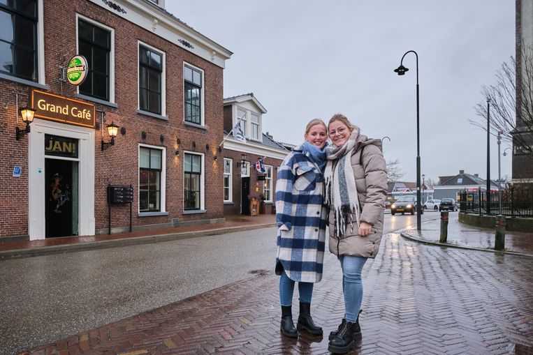 Dorpsbewoners krijgen voorrang bij toewijzing huurhuizen van woningcorporatie Elkien. Daar zijn Renske Kalsbeek (links) en Anouck van der Zweep uit Wergea blij mee. Beeld Sjaak Verboom
