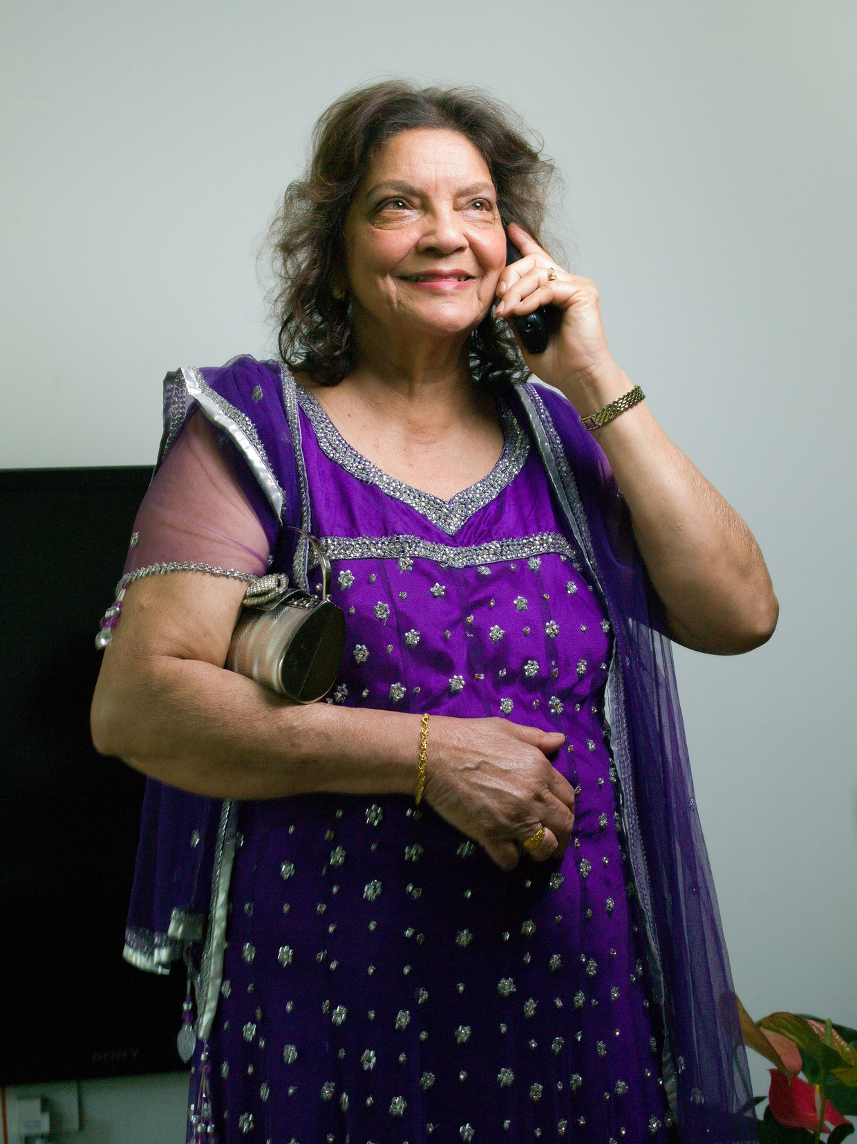 Soeshila Chandrikasingh-Gangaram Panday in haar flat in Amstelveen. Koppelen doet ze per telefoon. Beeld Eva Roefs