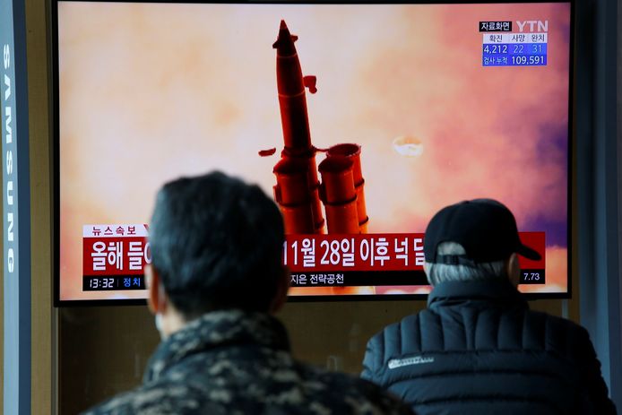 Mensen kijken in Seoul naar een nieuwsitem over Noord-Korea dat drie voorlopig ongeïdentificeerde projectielen heeft gelanceerd.