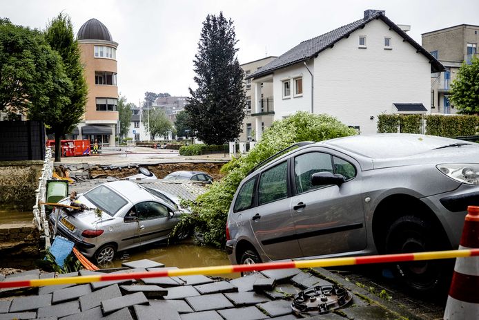 Een brug over de Geul is ingestort. Valkenburg is zwaar getroffen door de wateroverlast.