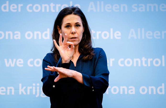 Gebarentolk Irma Sluis tijdens een persconferentie na afloop van een overleg van de Ministeriele Commissie Crisisbeheersing (MCCb) over het coronavirus.