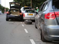 Auto met CD-kenteken ramt vijf voertuigen op Erasmusweg; twee mensen gewond