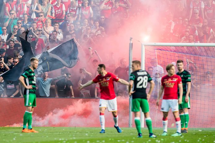 vleugel inleveren beneden Fakkels slopen heilig Kuipgras: 'Zoiets gaat door merg en been' | Huldiging  Feyenoord | AD.nl