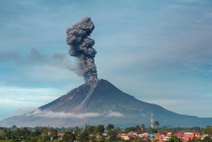 Sinabung was eeuwenlang inactief, tot hij in 2010 explodeerde. Sindsdien is de berg zeer actief