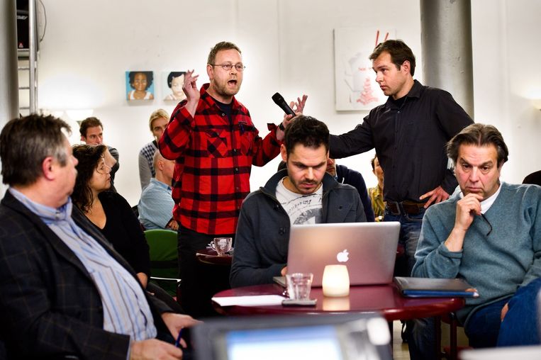 Inspraakavond in Amsterdam. Jürgen Habermas ziet graag een 'machtsvrije dialoog': een open debat waarin iedereen als gelijke kan meepraten. Beeld HH, Klaas Fopma