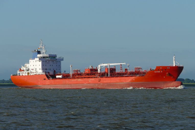 Tanker Davide B. in de Duitse rivier de Elbe. Beeld Hollandse Hoogte / dpa Picture-Alliance