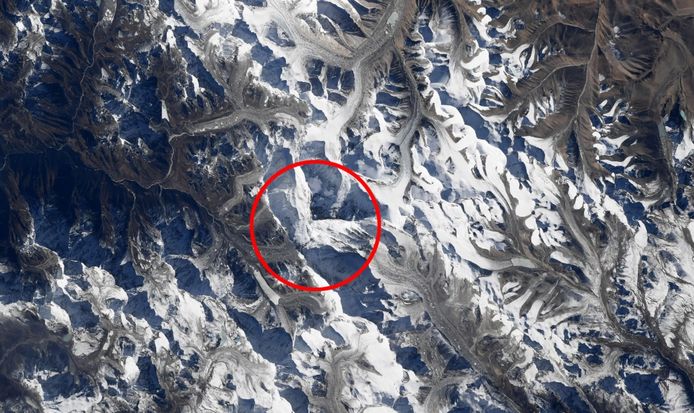 De Mount Everest zit in het omcirkelde gedeelte.
