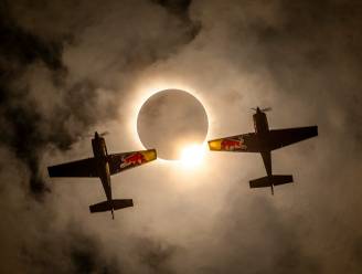Red Bull-piloten vliegen door zonsverduistering en dat levert prachtige beelden op