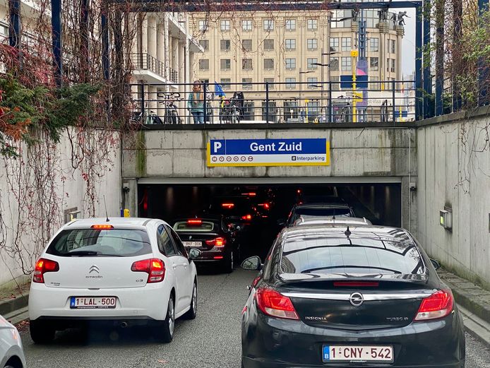 Om 13 uur was het al aanschuiven aan Parking Zuid, niet veel later was die volzet