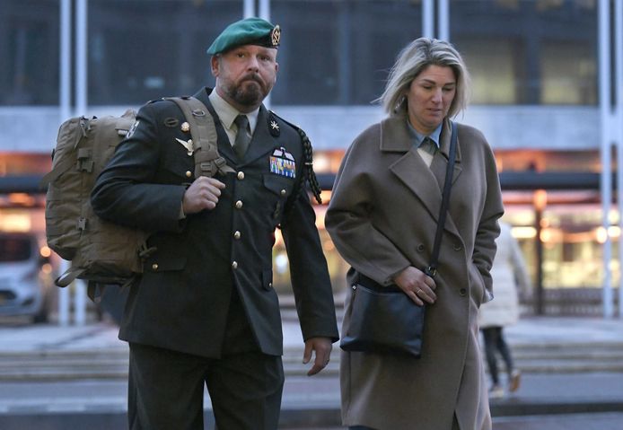 Marco Kroon verschijnt met zijn vrouw en in uniform bij de rechtbank in Arnhem.