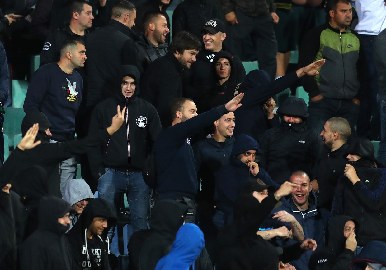 Bulgaarse fans brengen de Hitlergroet tijdens de wedstrijd. Beeld Getty Images