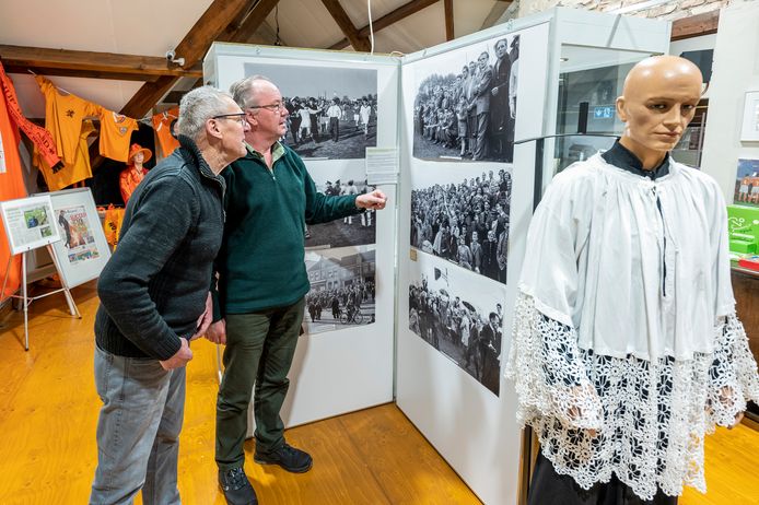 Gerrie van der Heijden (links) richtte de tentoonstelling in samen met Erfgoedlokaal Haren. Rechts voorzitter Sjaak Arts van het Erfgoedlokaal.