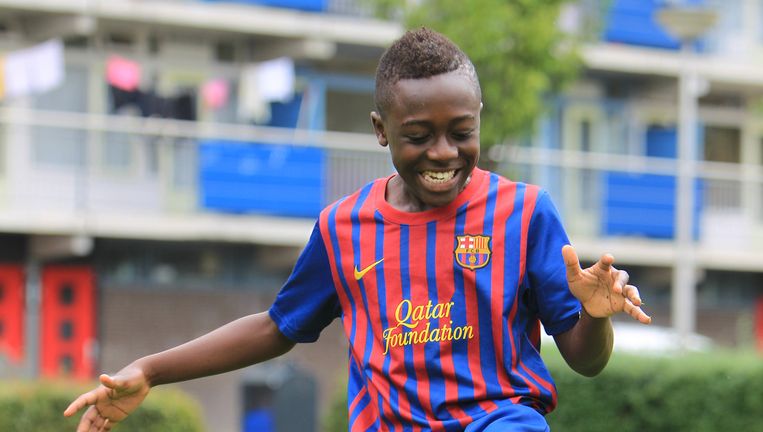 Oktober 2011, Bobby Adekanye (destijds 12) als stervoetballertje van FC Barcelona. Beeld Tobias Kleuver / VI / Hollandse Hoogte